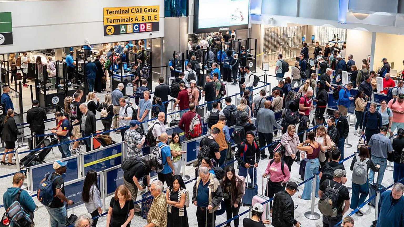 US Flight Cancellations Surpass 1,400 as Government Shutdown Strains Air Travel