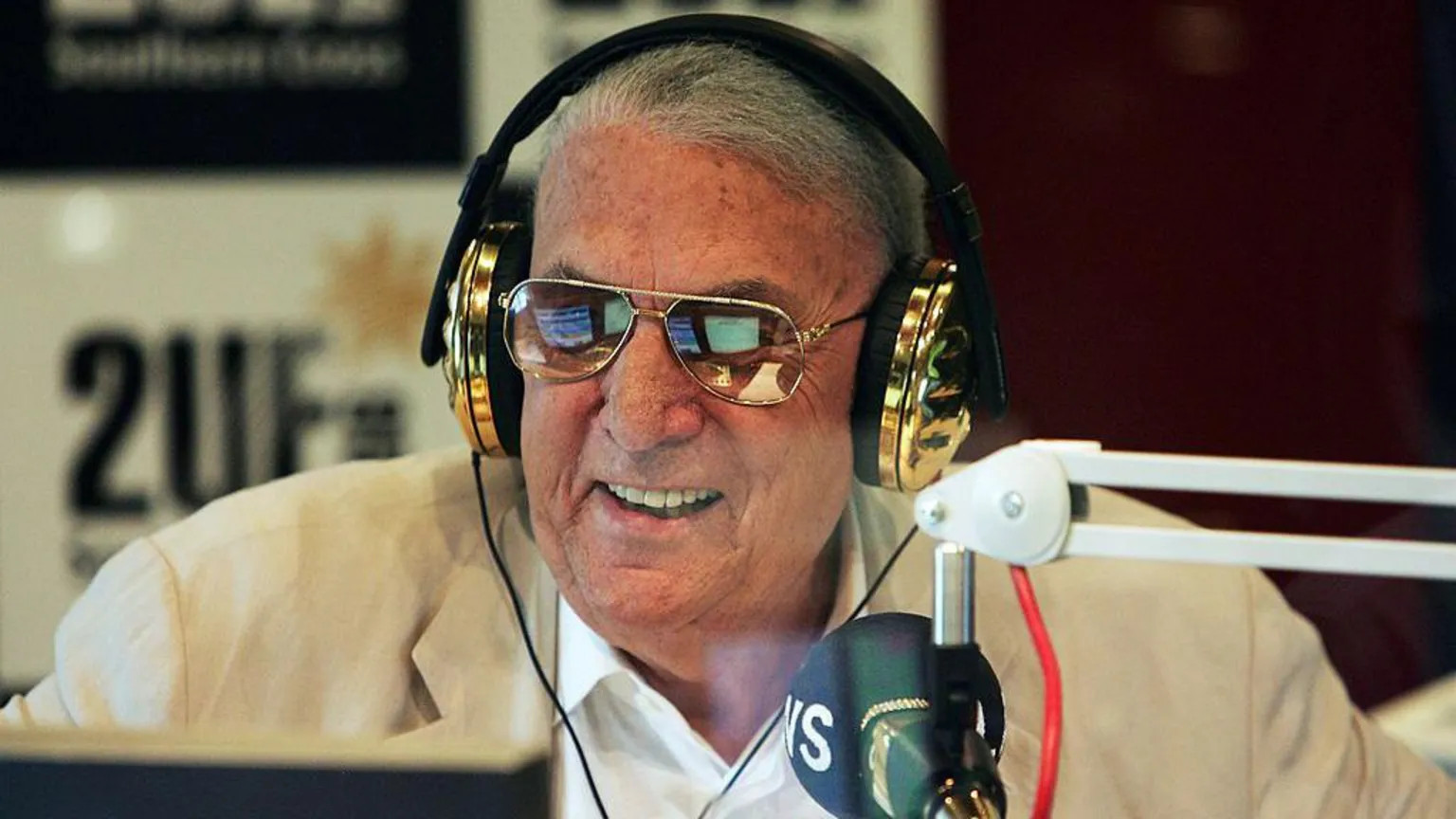 Australian radio legend John Laws dies at 90 after seven-decade career