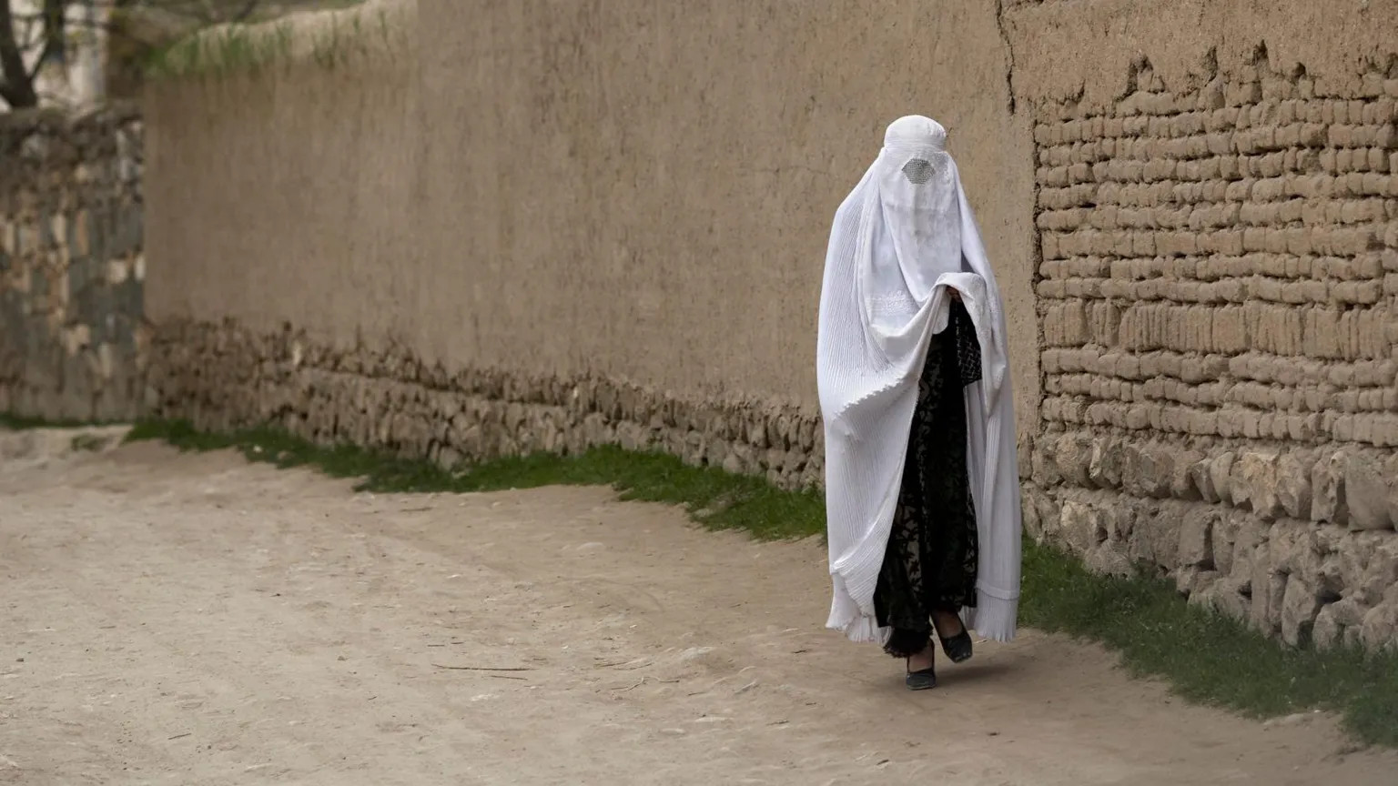 Taliban enforces burka rule at Herat hospitals, MSF reports drop in admissions