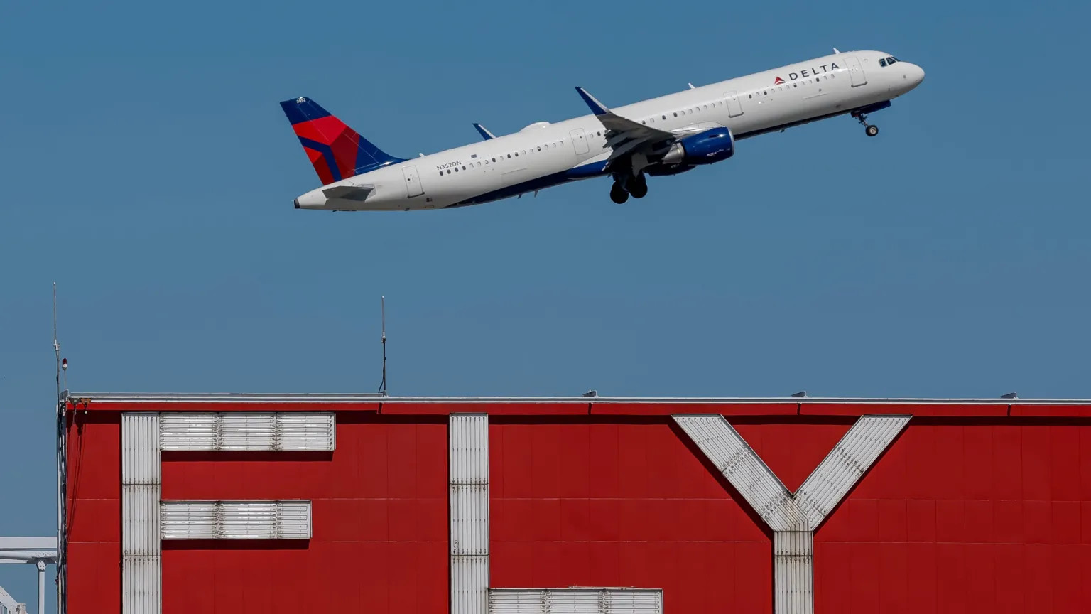 US Lifts Flight Cuts as Air Traffic Controller Staffing Rebounds Post-Shutdown