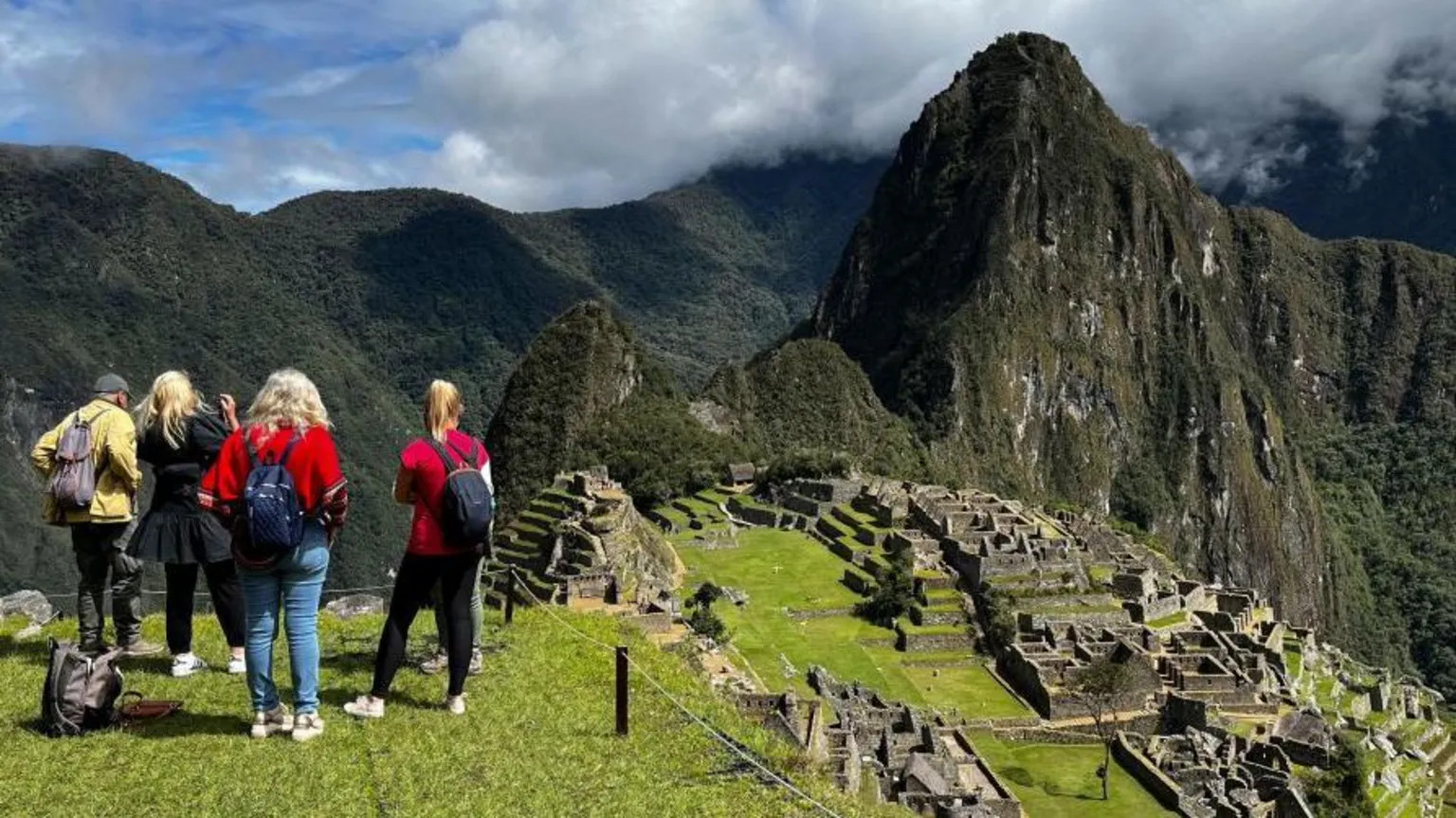 Machu Picchu bus dispute leaves 1,400 tourists stranded amid licensing row