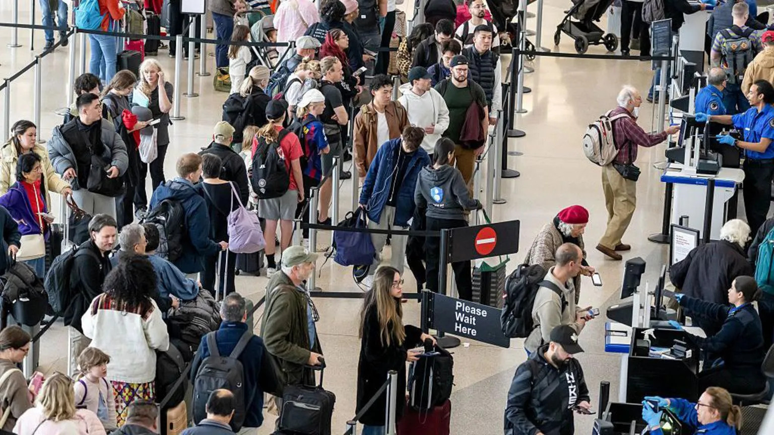 US Urges Air Travel Civility as Thanksgiving Crowds Surge Amid Industry Strains