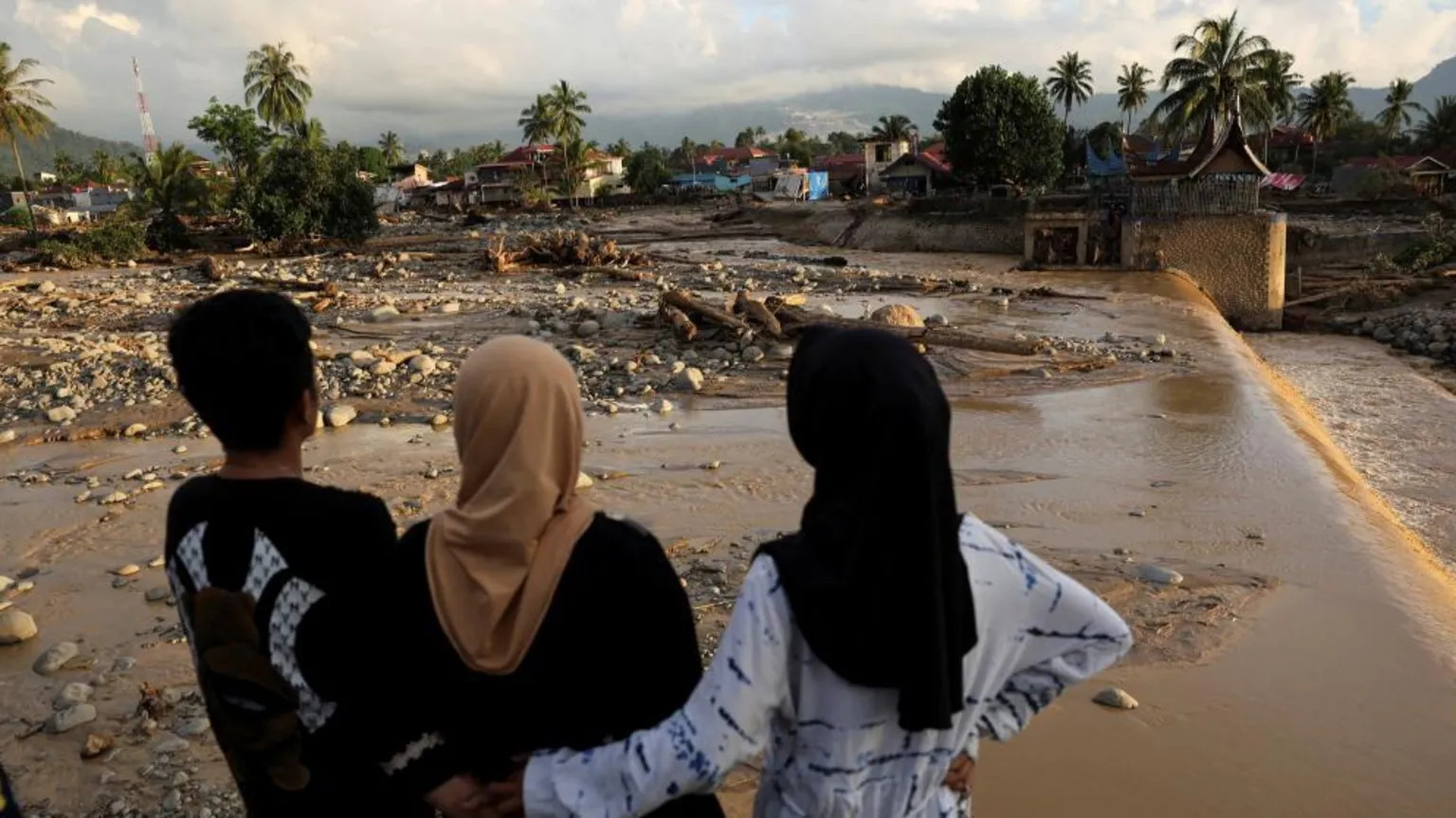 Indonesia Searches for 400 Missing as Cyclone Death Toll Tops 440