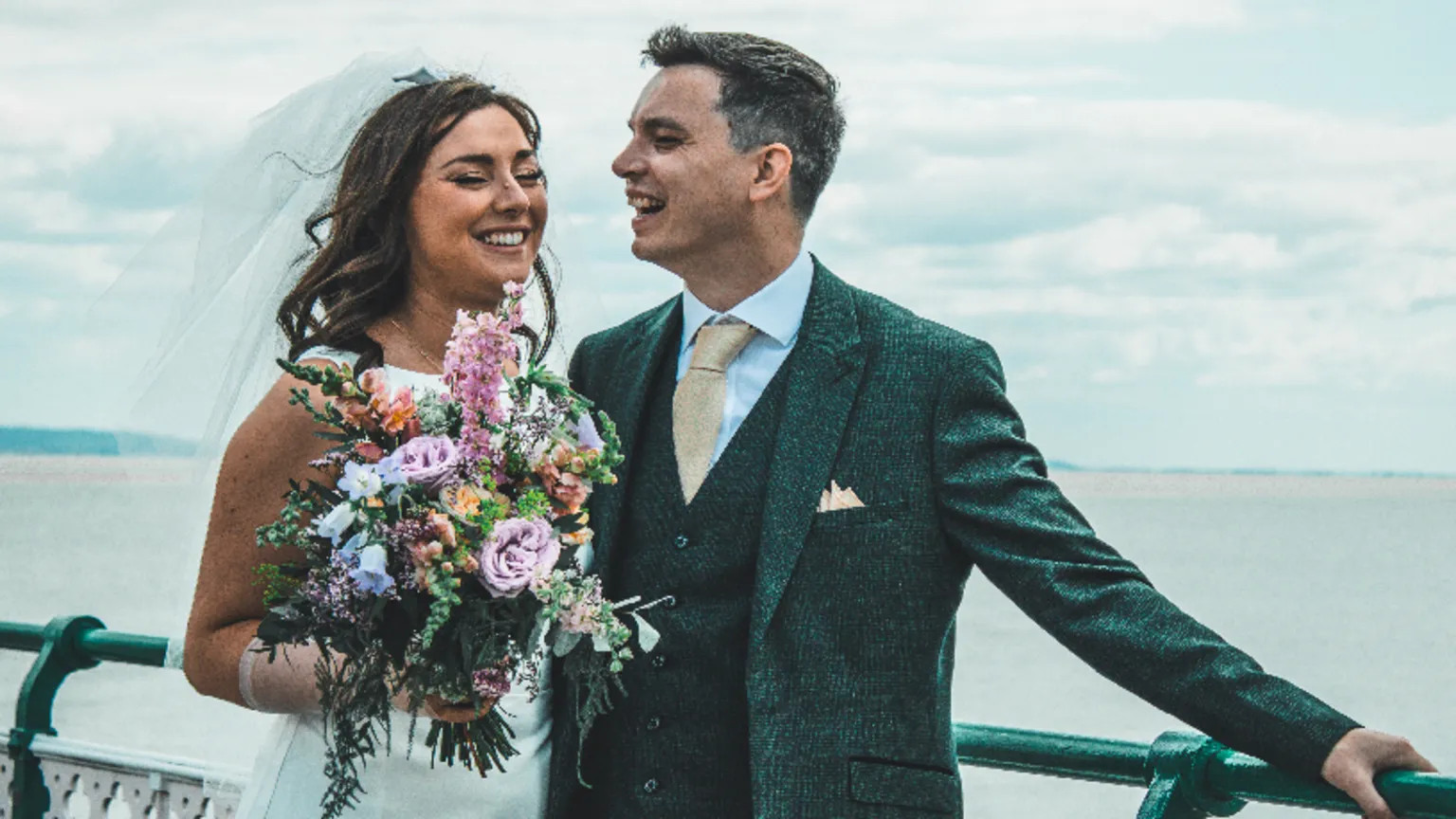 Couple elopes in Cardiff with Reddit strangers as witnesses