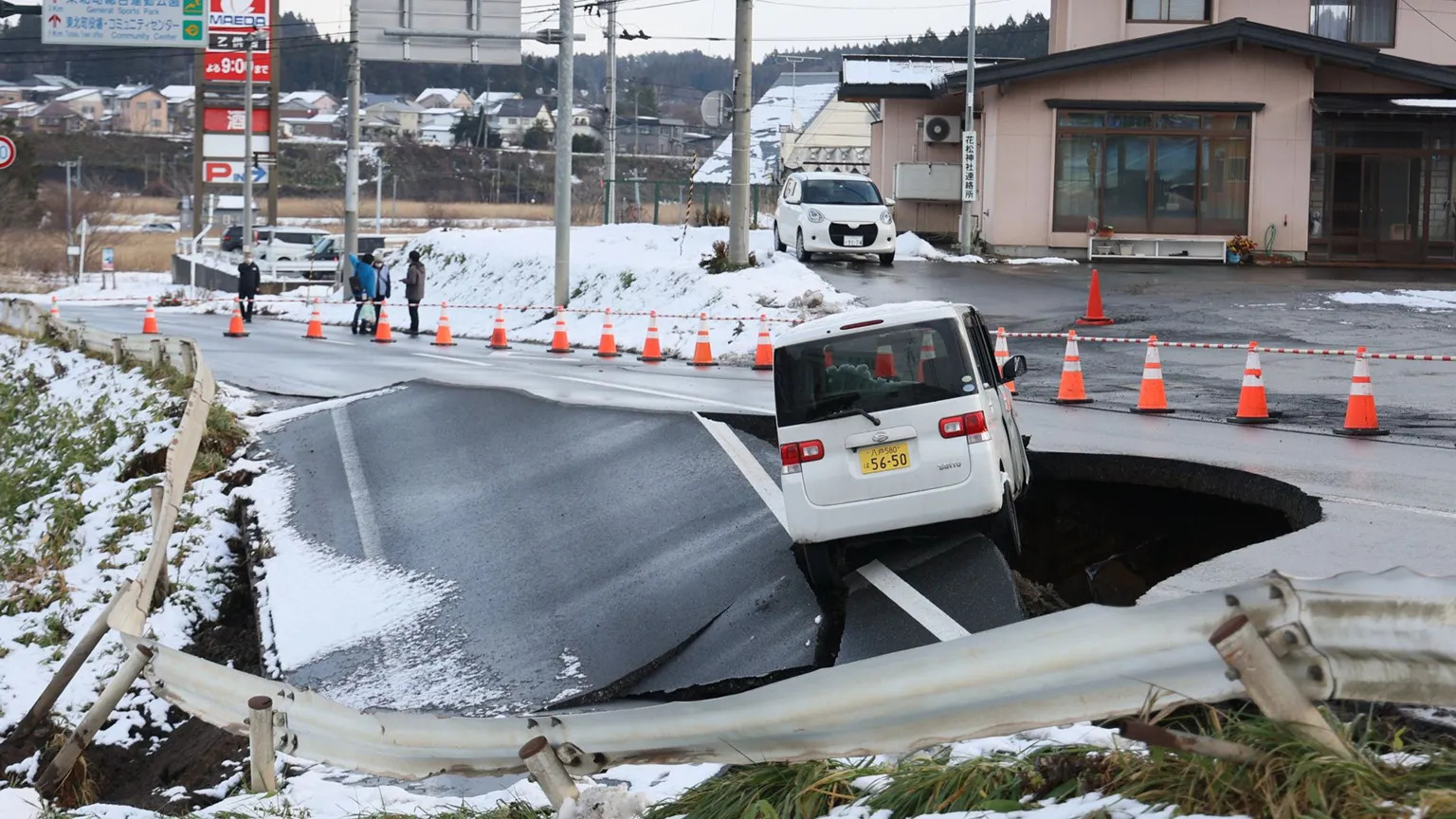 Magnitude 7.5 quake injures 30 in northeastern Japan, triggers evacuations