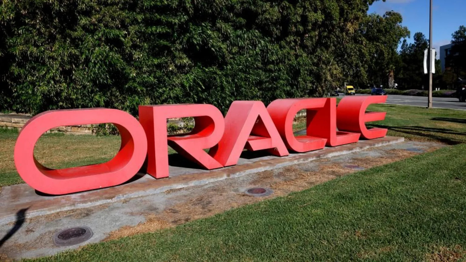 Oracle shares drop 10% after revenue misses analyst forecasts