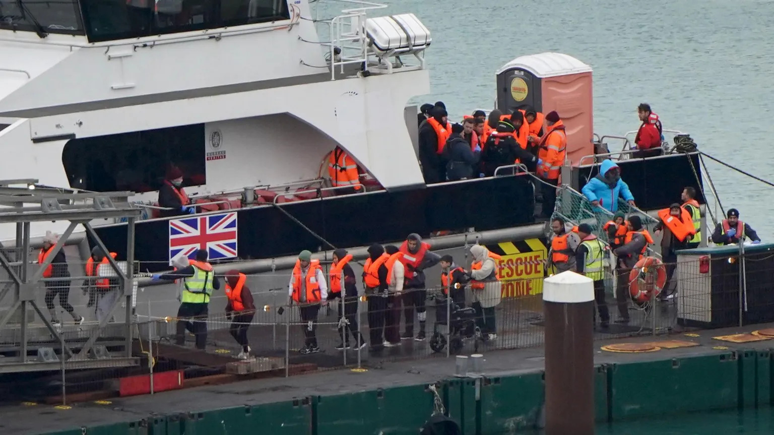 Record 800 migrants cross English Channel in single December day