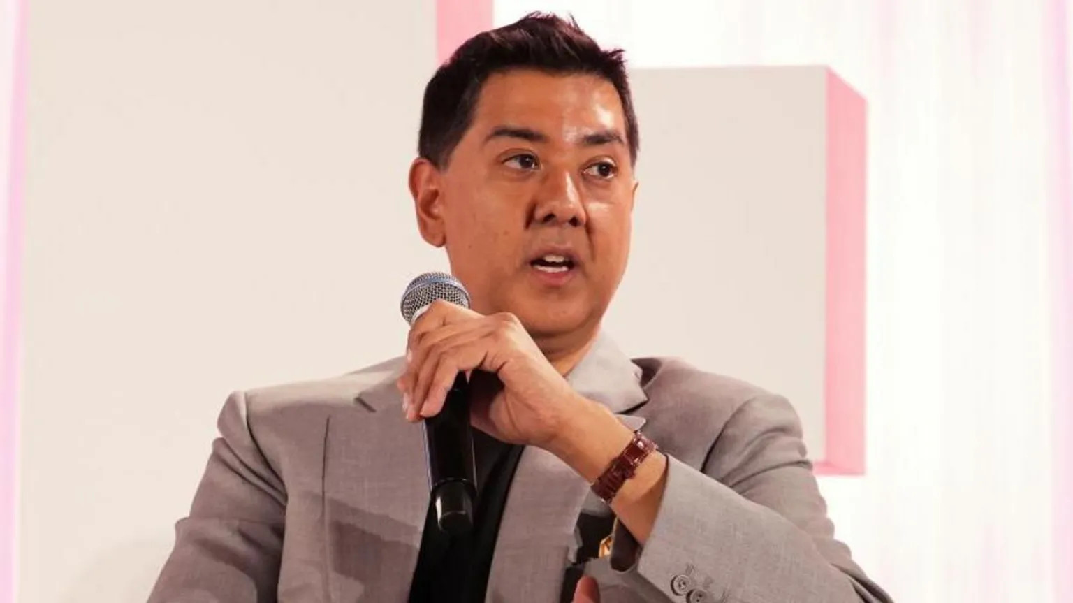 US judge halts detention of UK campaigner Imran Ahmed over visa dispute