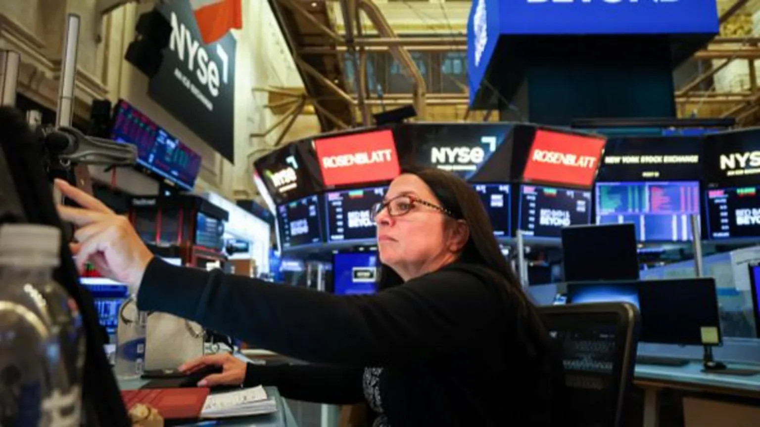 US stocks close 2025 with strong gains despite trade and AI concerns