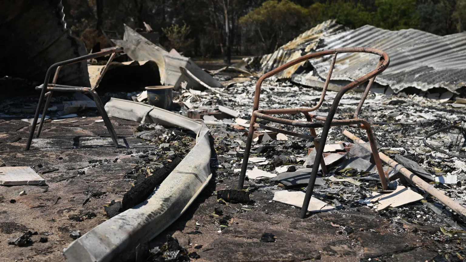 Deadly bushfires ravage south-east Australia, destroying 300 homes