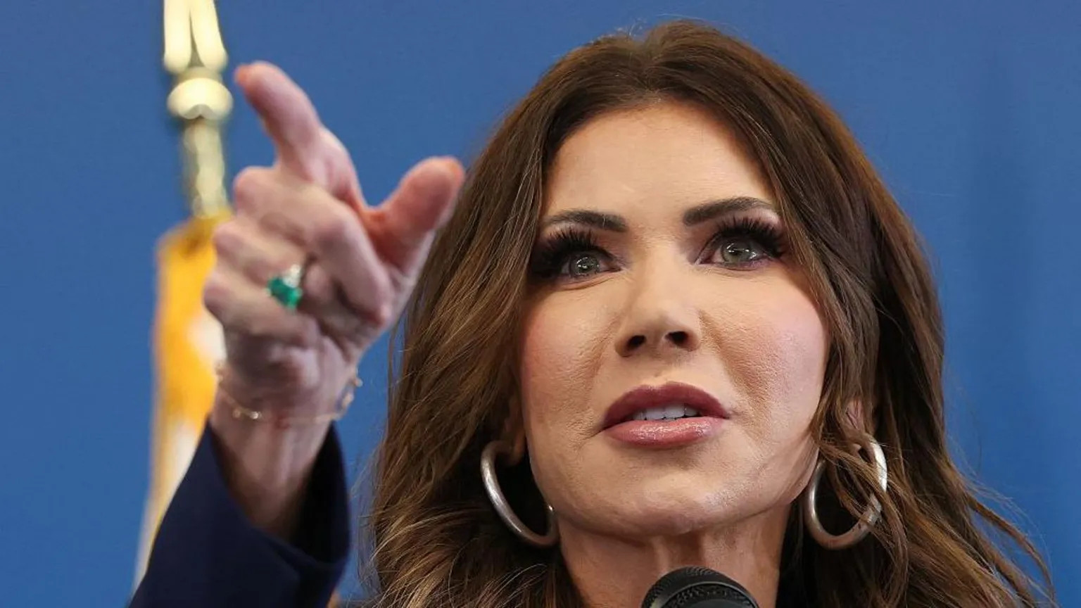 US sends hundreds more federal officers to Minneapolis after ICE shooting