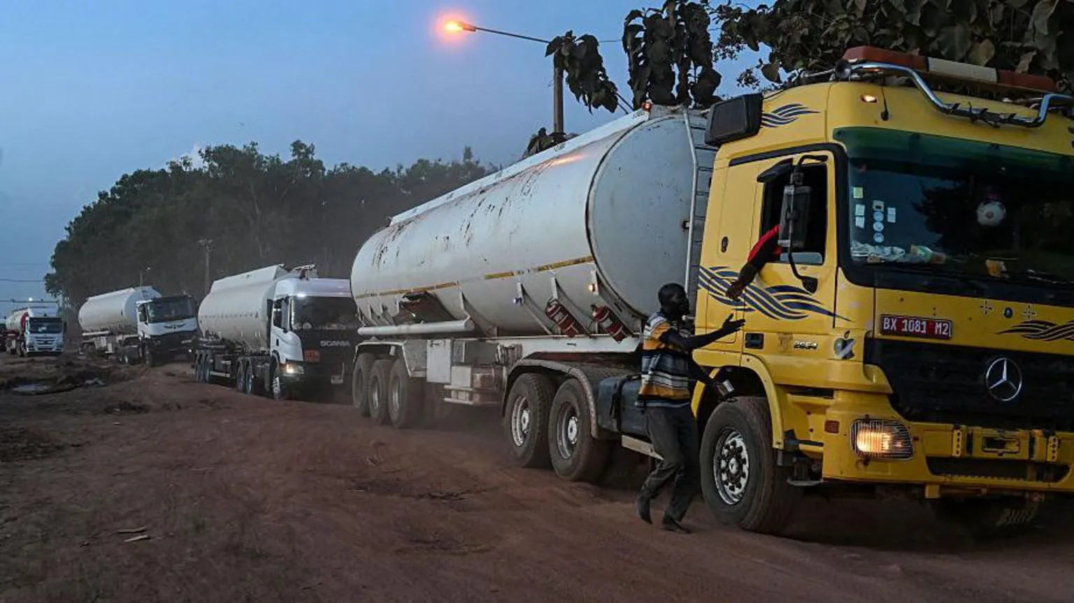 Niger cancels licences of fuel transporters refusing Mali deliveries