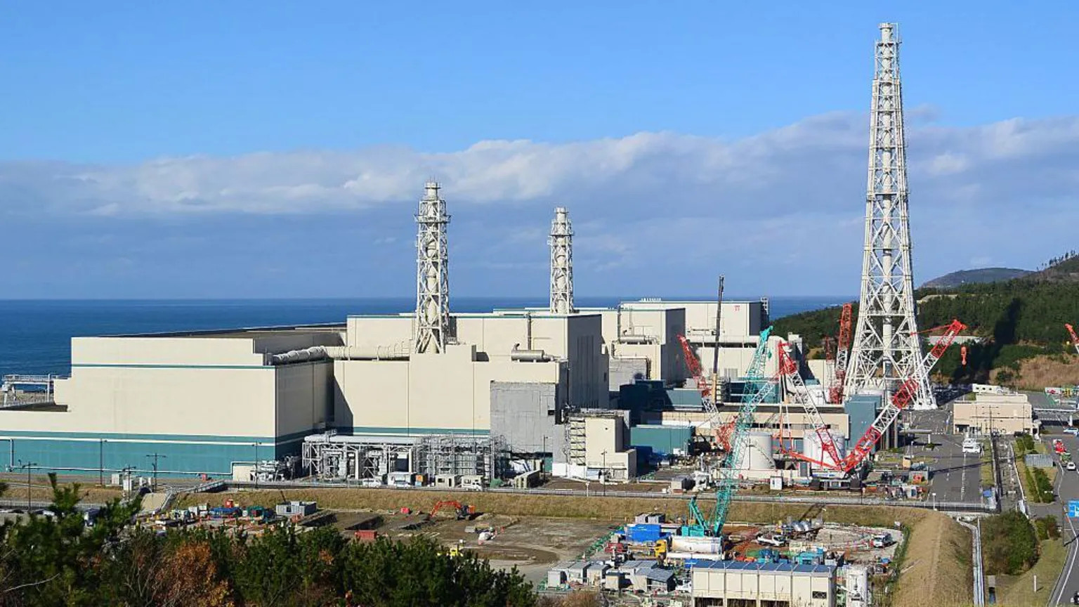 Japan halts world's largest nuclear plant hours after restart