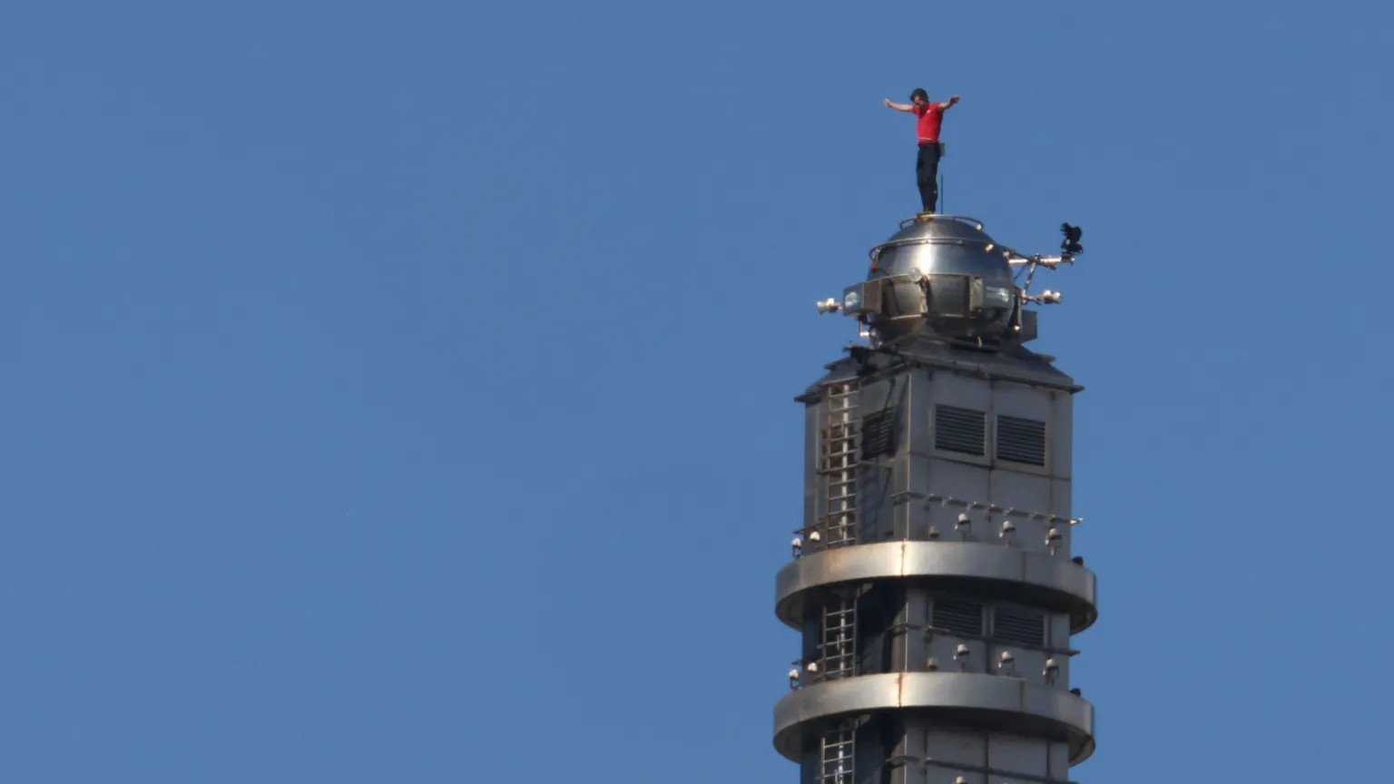 Alex Honnold scales Taipei 101 bare-handed in record time