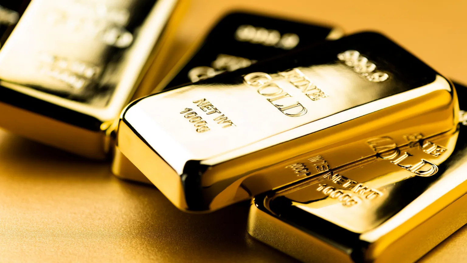Gold prices hit record highs amid global uncertainty before sharp correction