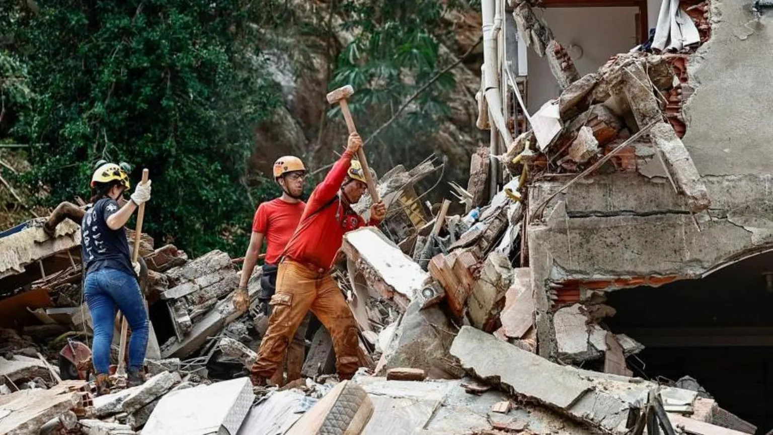 Deadly landslides and floods kill 32 in Brazil's Minas Gerais state