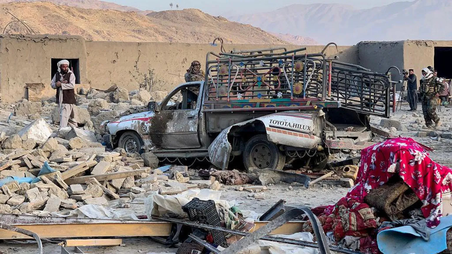 Pakistan and Afghan Taliban exchange strikes amid escalating border tensions