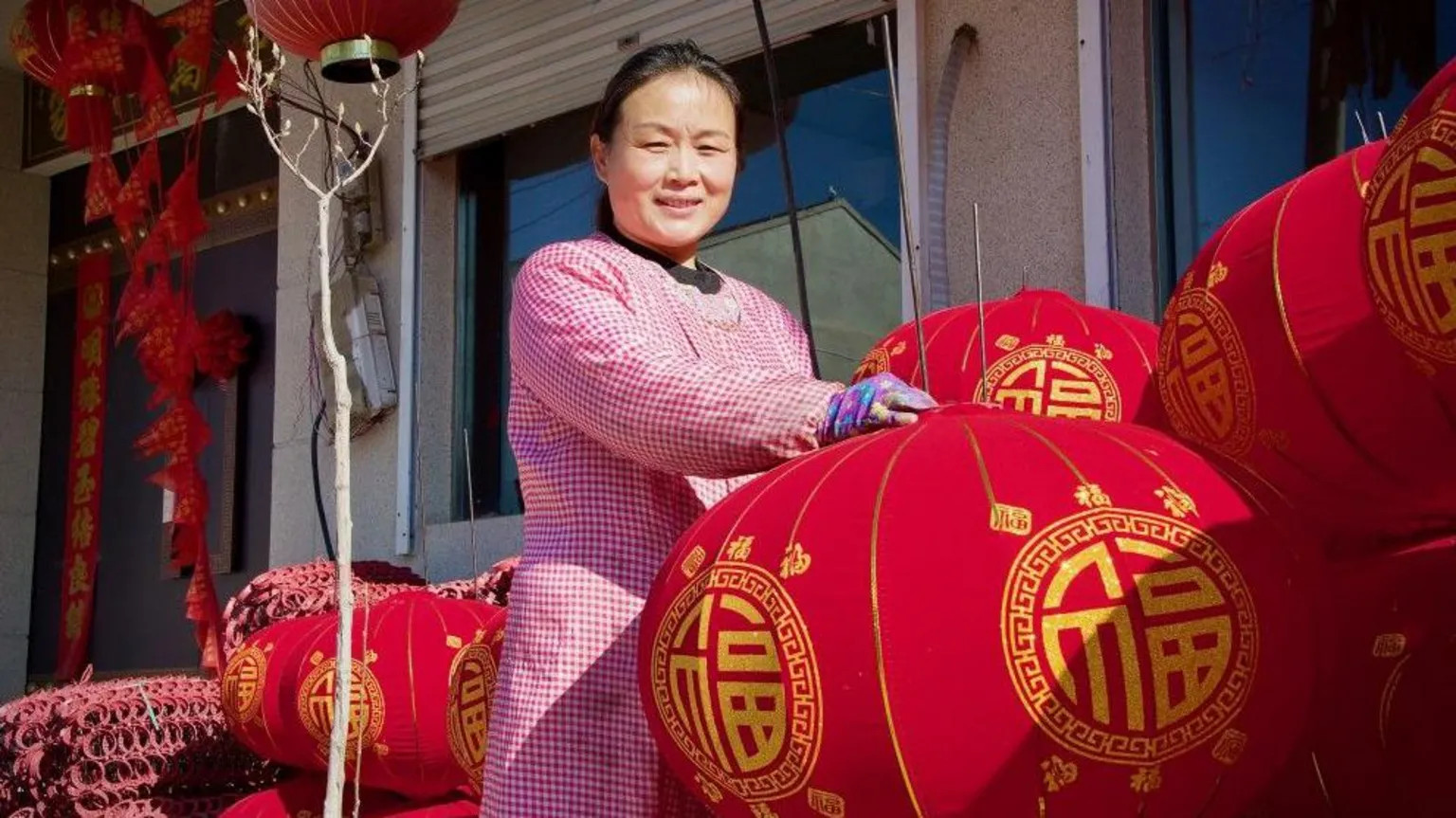 Hebei village crafts 80% of China's handmade lanterns