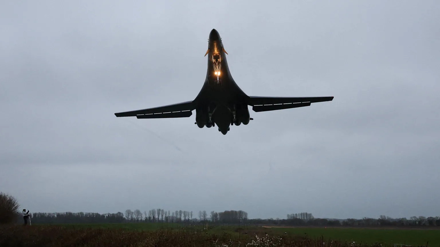 US B-1 bomber lands in UK amid escalating Iran strikes approval