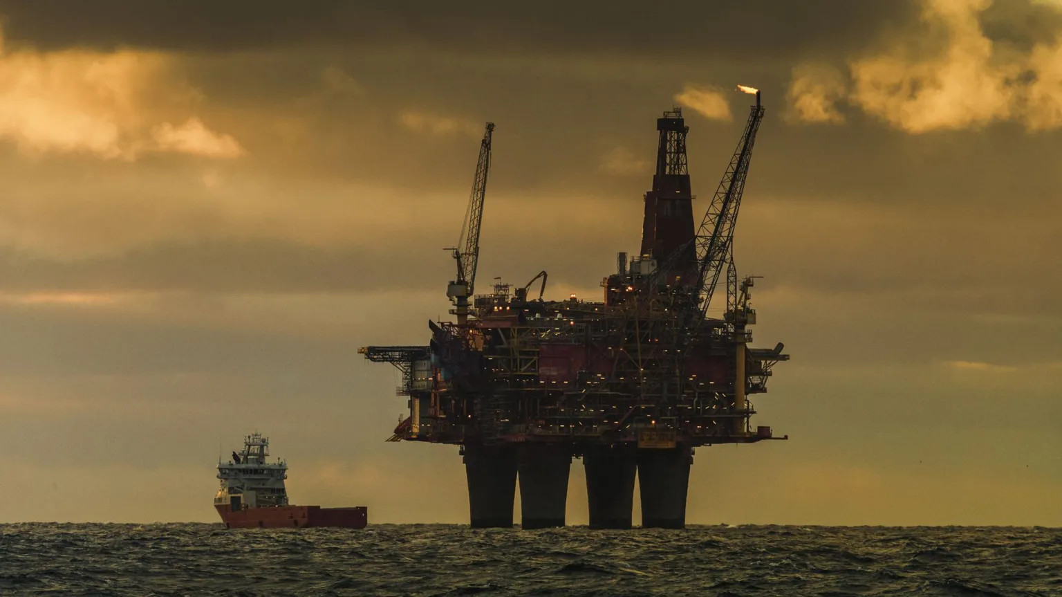 G7 weighs record 300m-barrel oil release as prices surge past $115