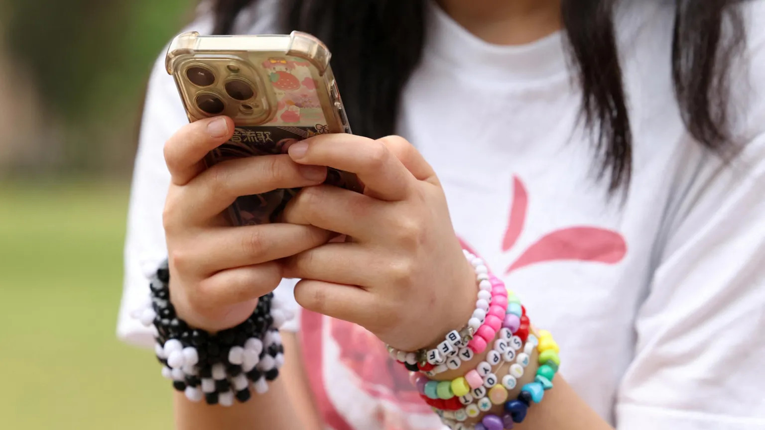UK rejects outright social media ban for under-16s, opts for flexible powers