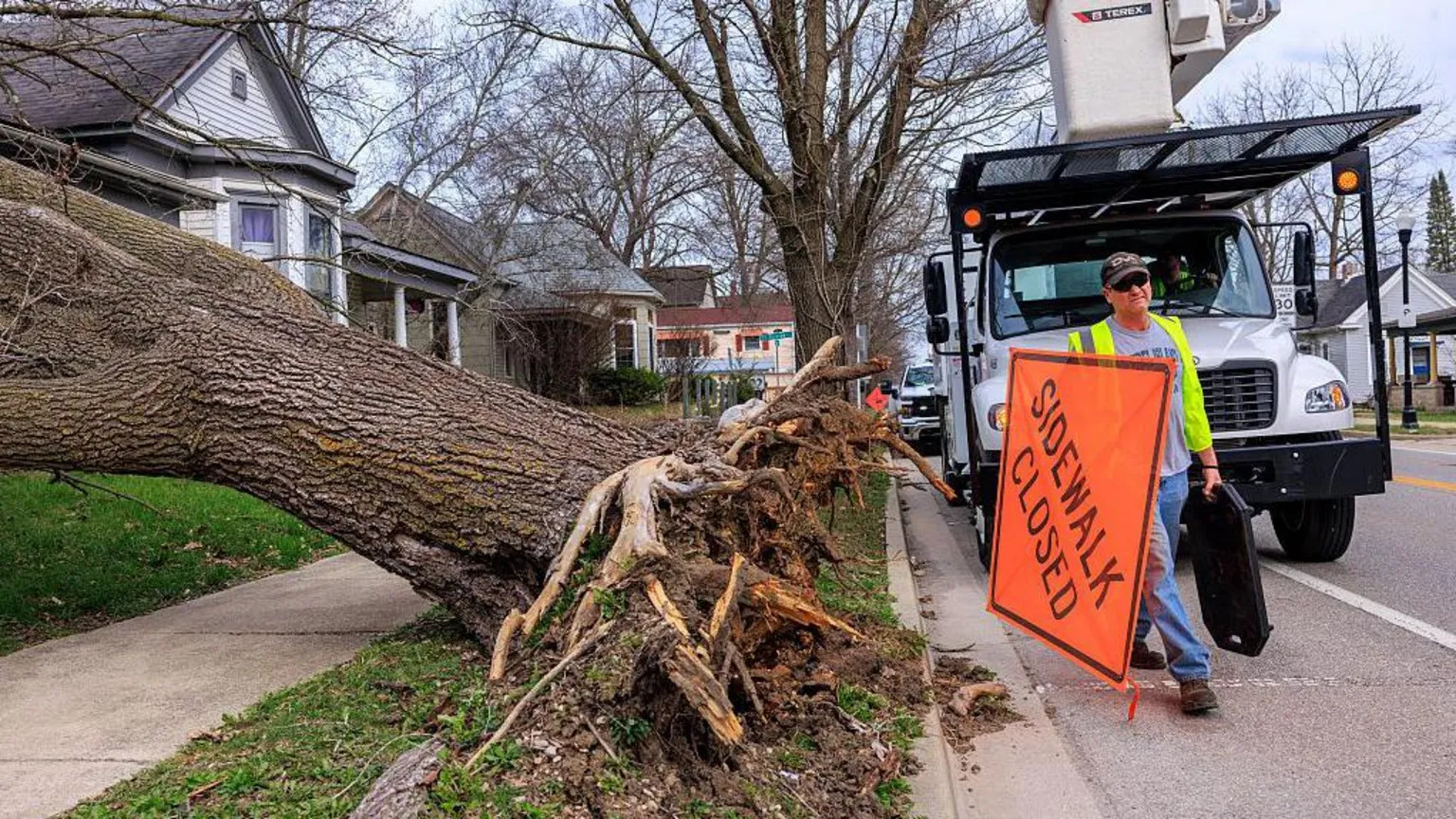 Massive storm batters eastern US with tornadoes, blizzards and flight chaos