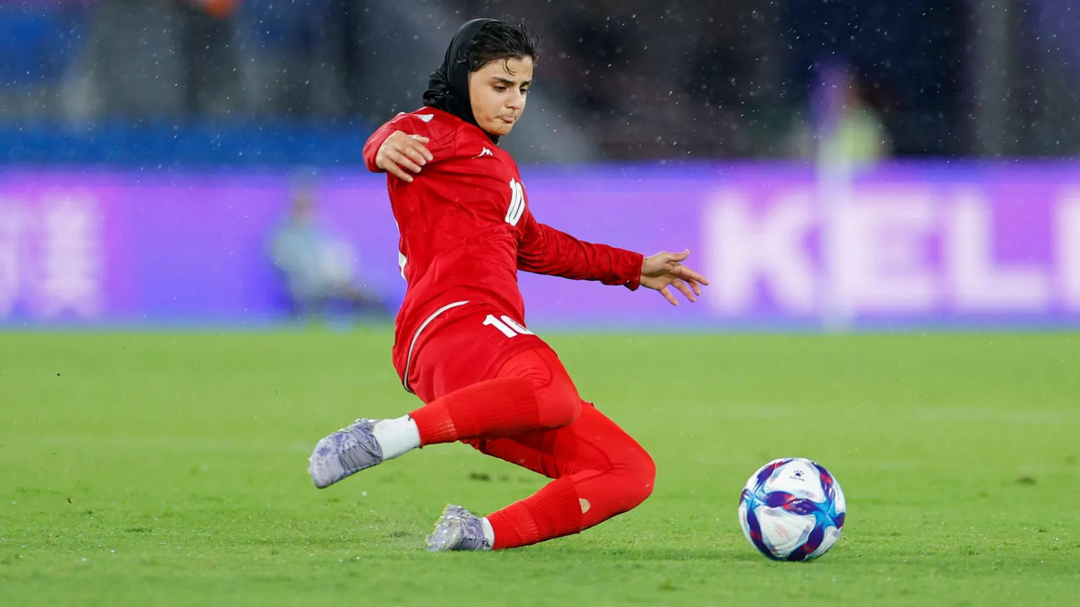 Two Iranian women footballers train with Brisbane Roar after asylum bid