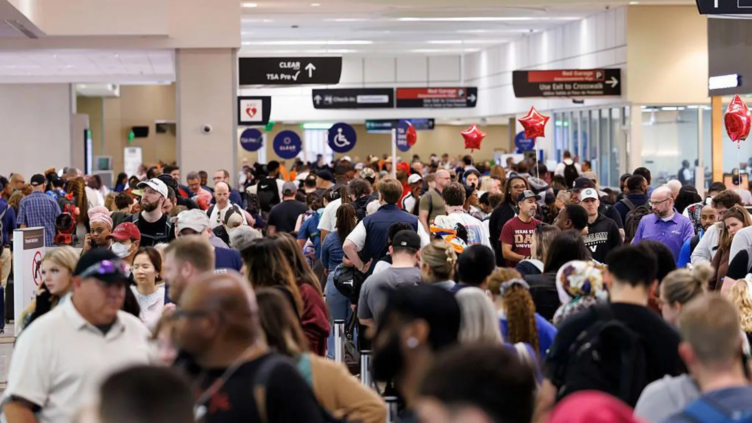 US airline chiefs demand end to shutdown as airport delays mount