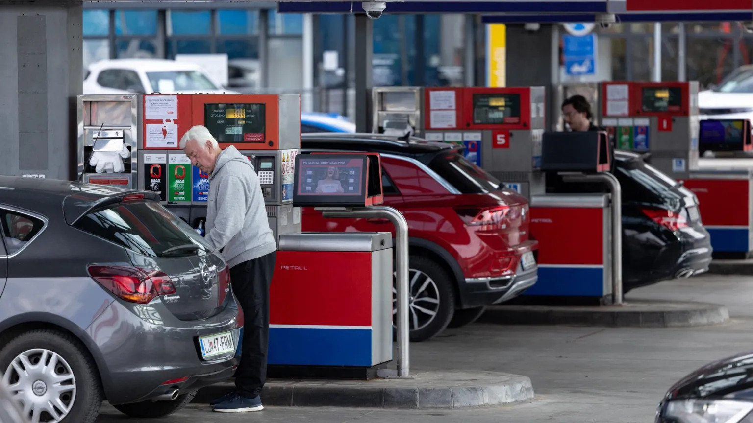 Slovenia introduces fuel rationing amid regional price surge