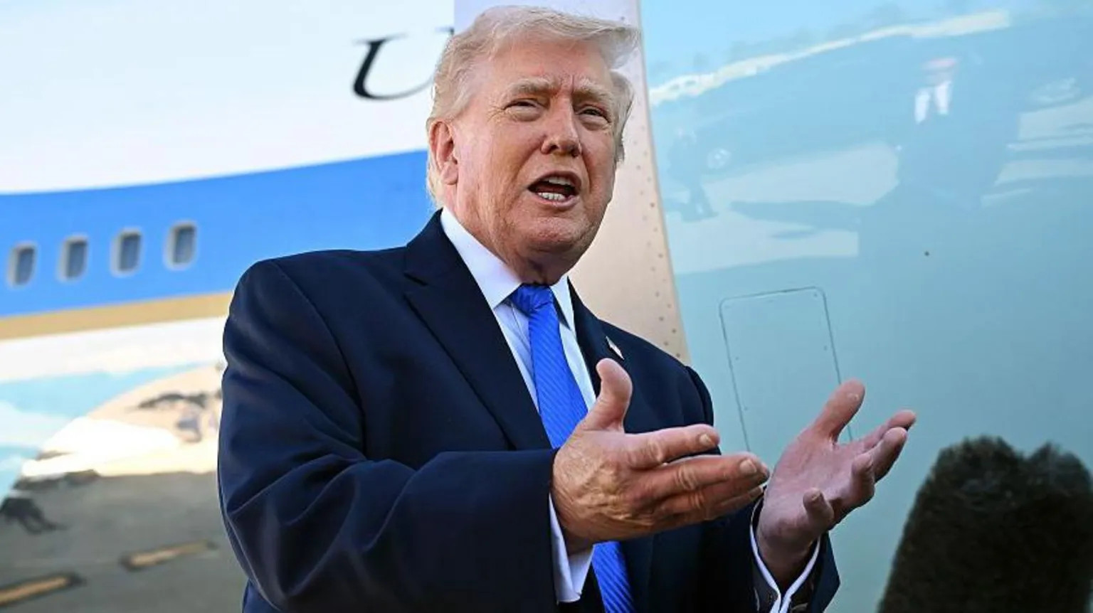 Trump to become first US president with signature on banknotes