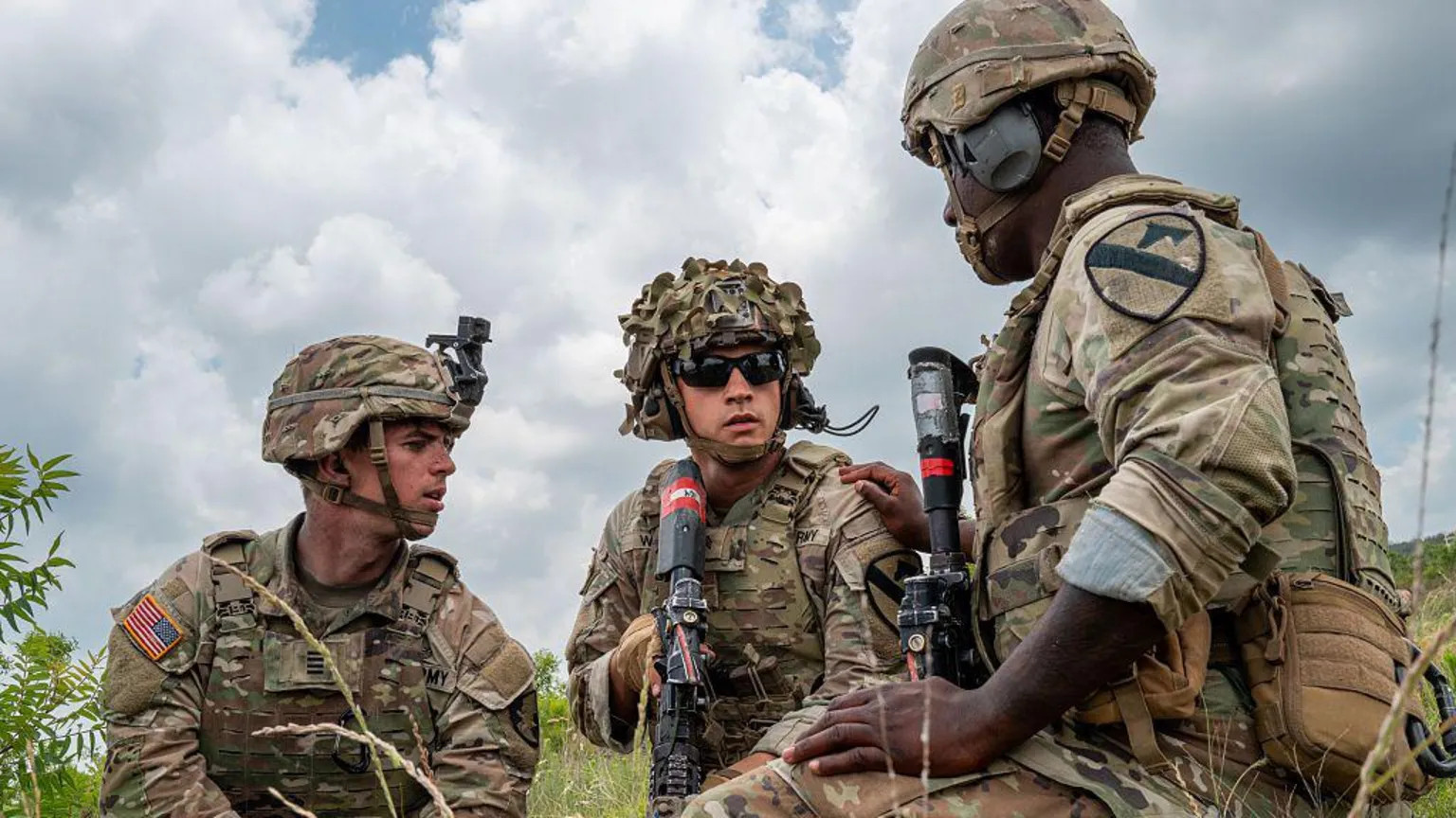 US may automatically register young men for military draft by December