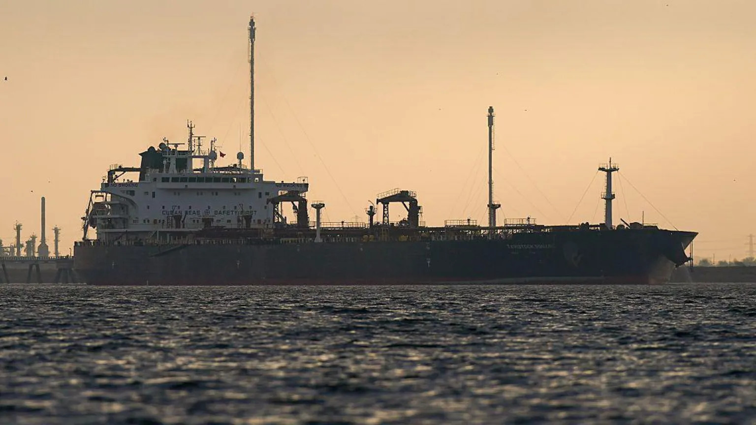 Tanker firms warned against paying Iran for Hormuz passage amid stalled ceasefire