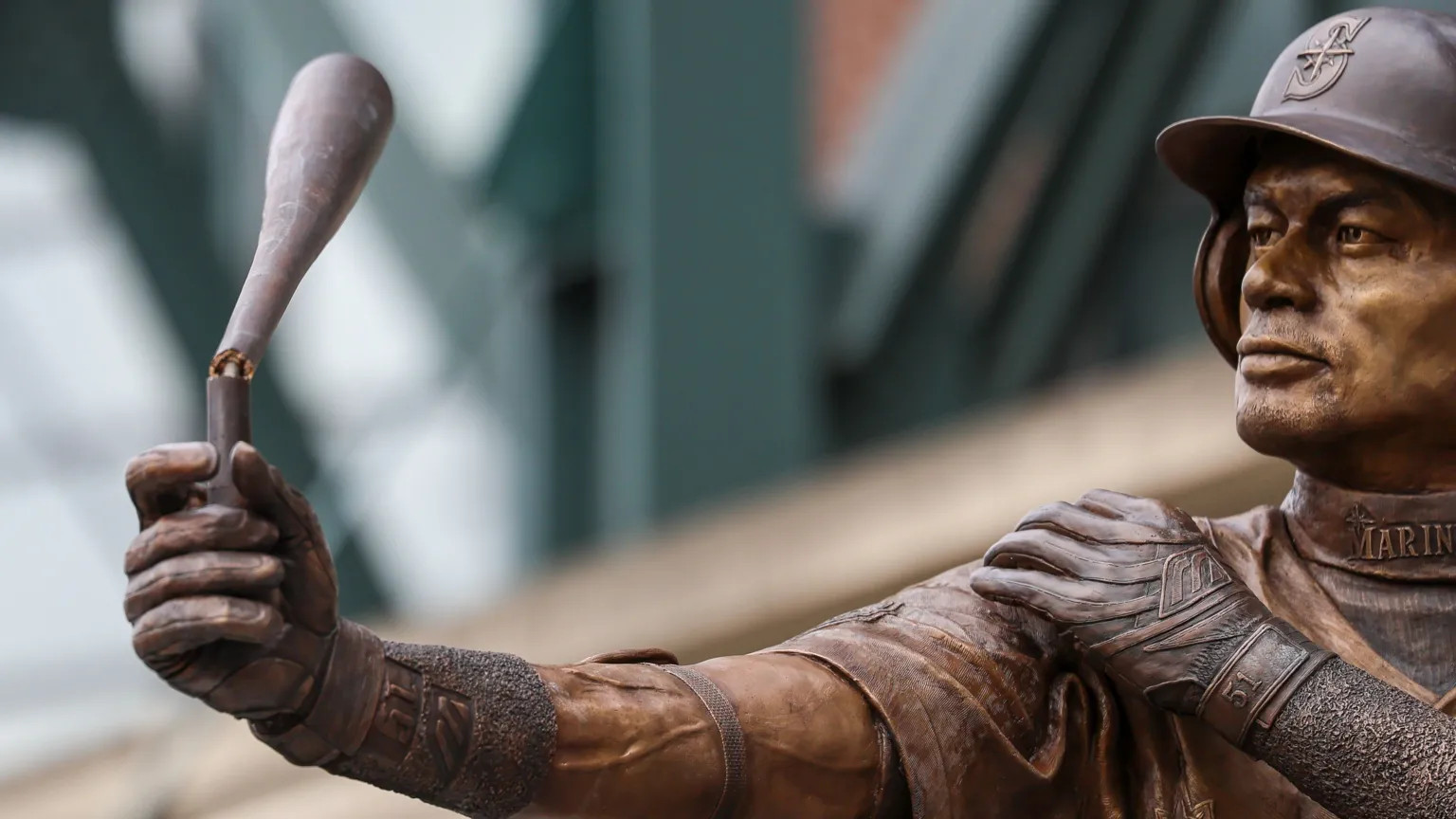 Ichiro Suzuki statue snaps bat during Seattle Mariners unveiling