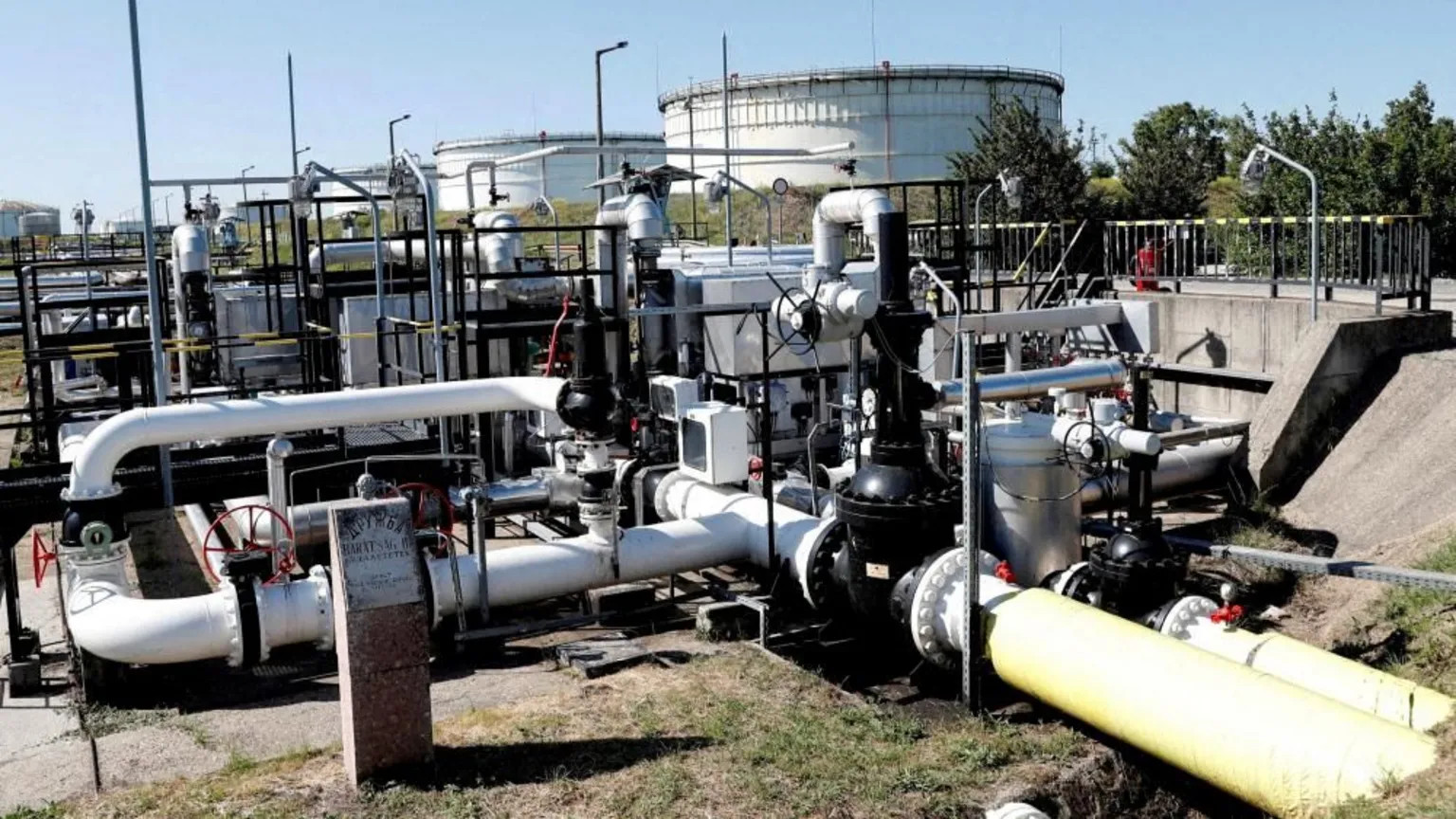 EU approves €90bn Ukraine loan after oil pipeline restart eases Hungary veto