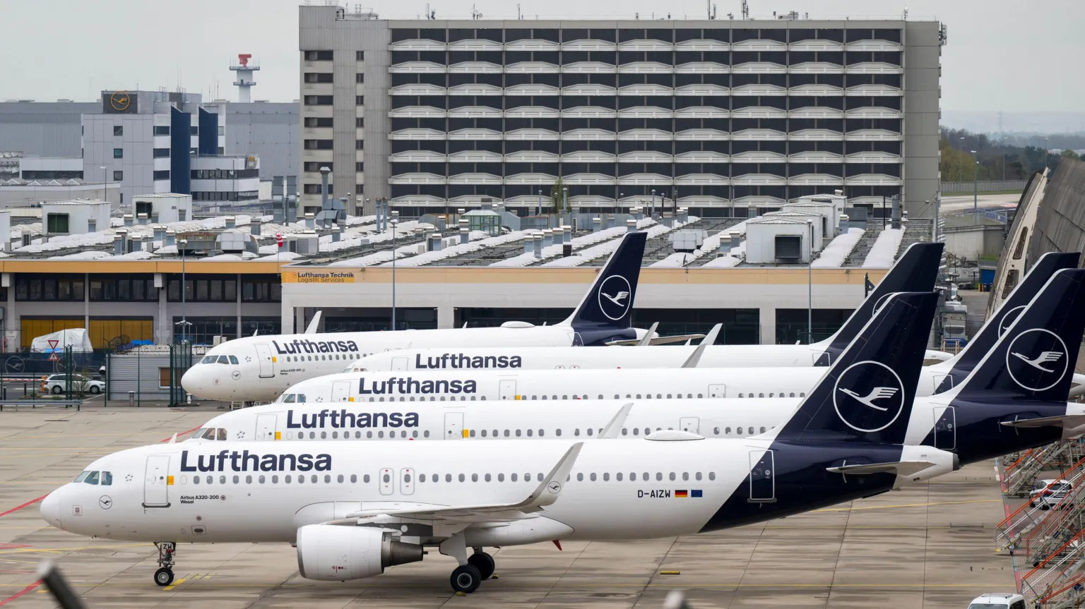 Lufthansa slashes 20,000 summer flights as fuel costs soar