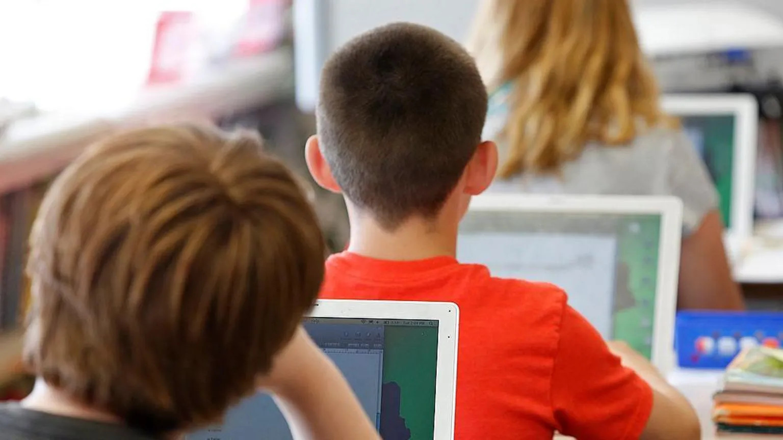 Los Angeles schools set US precedent with student screen time limits