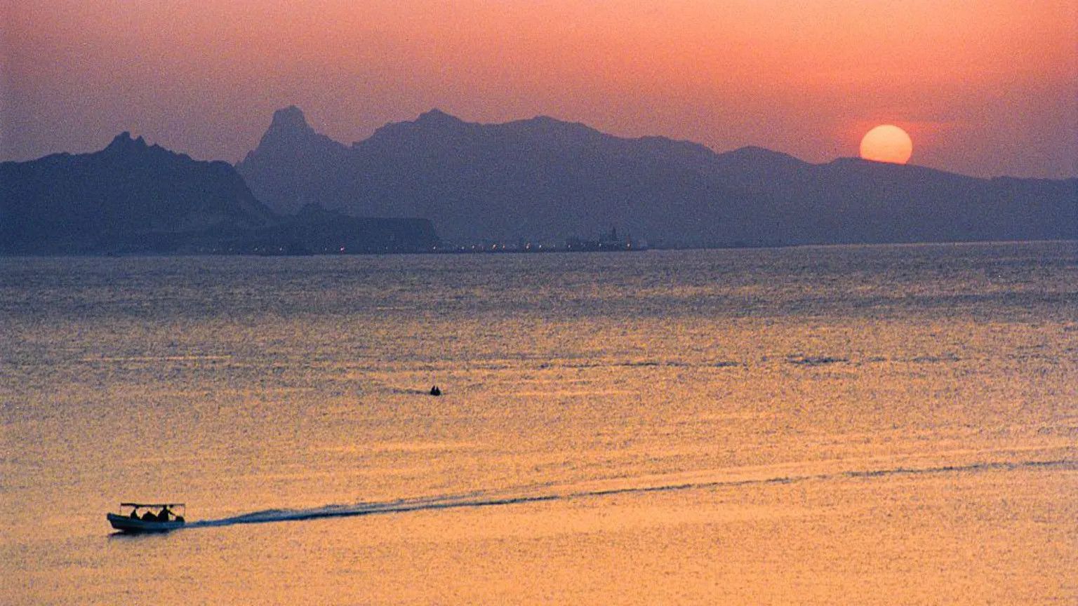 Somali pirates hijack second oil tanker in 10 days off Yemen coast