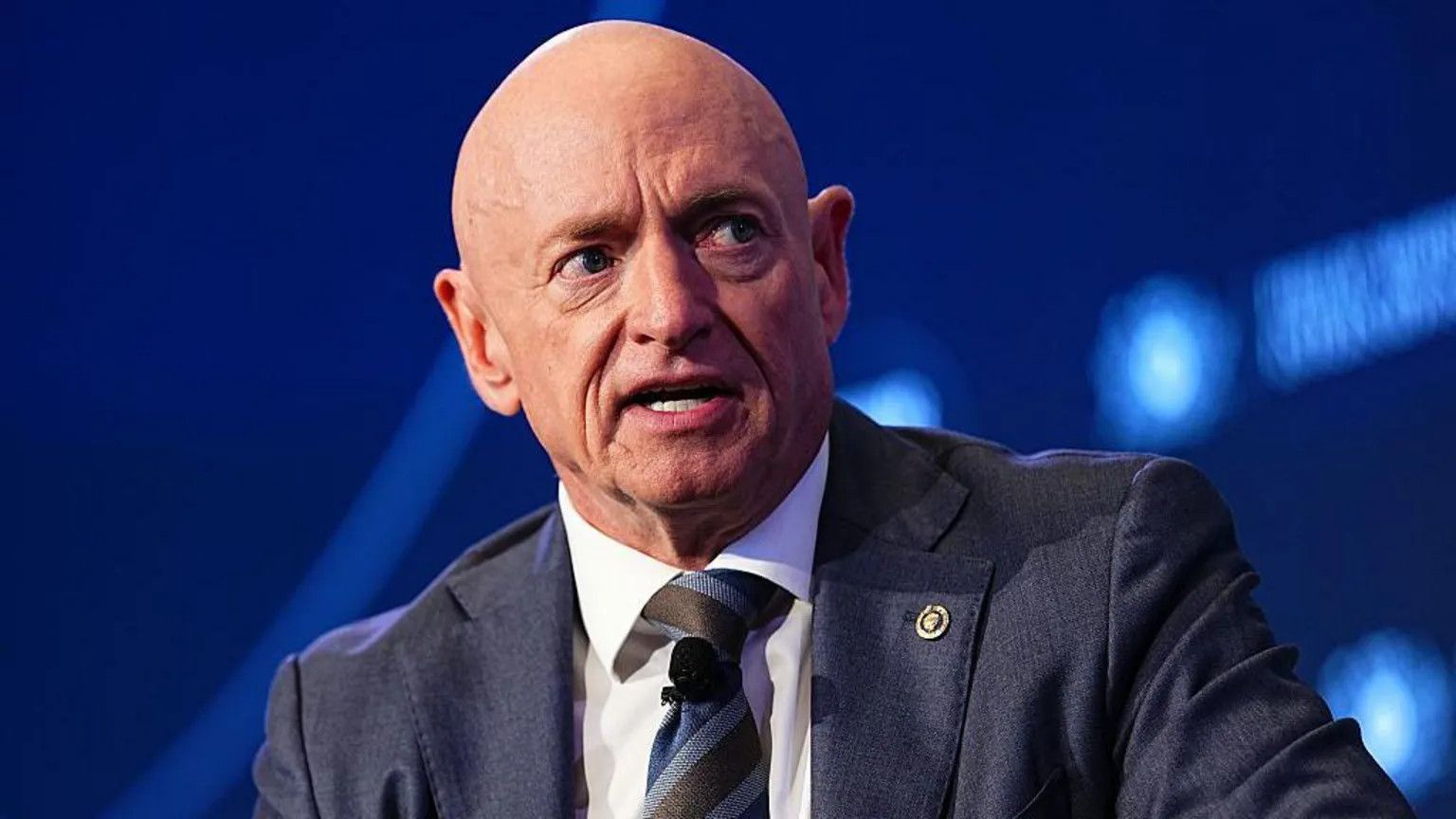 US Defence Secretary demands review of Senator Kelly's stockpile remarks