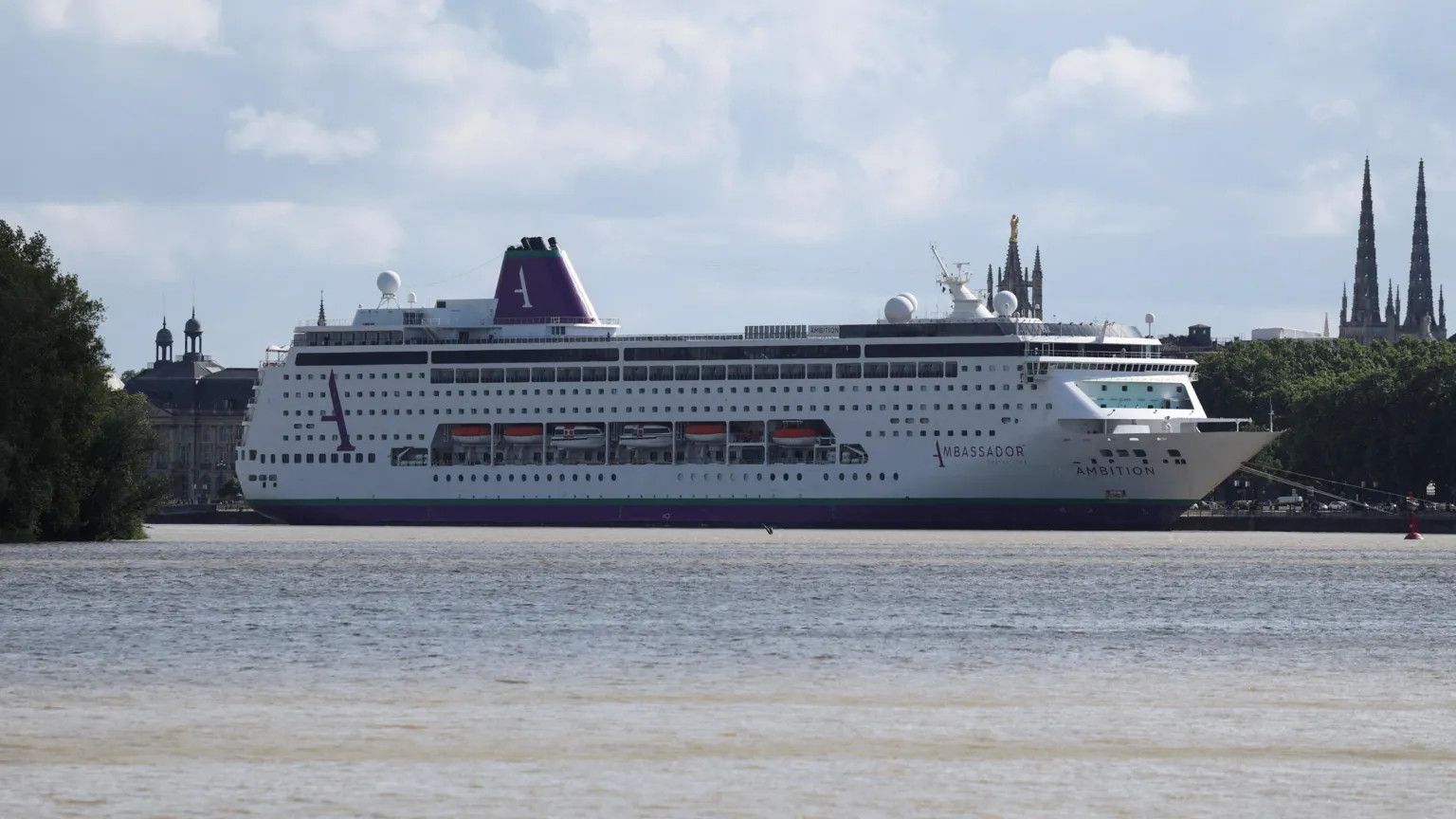 Over 1,000 passengers quarantined on UK cruise ship in France after illness outbreak