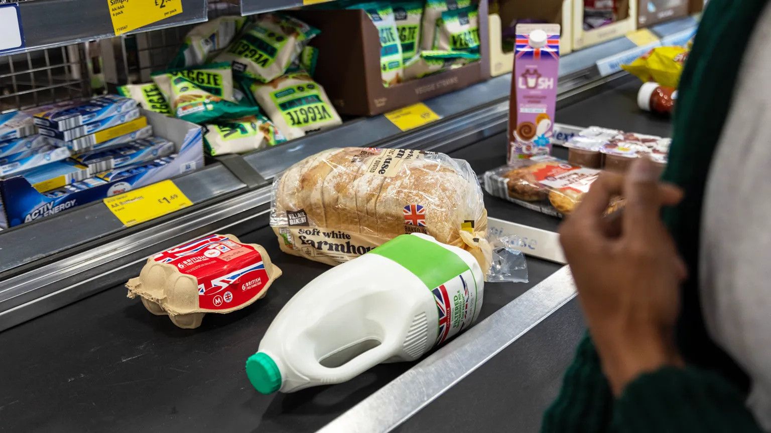 UK government urges supermarkets to freeze food prices voluntarily