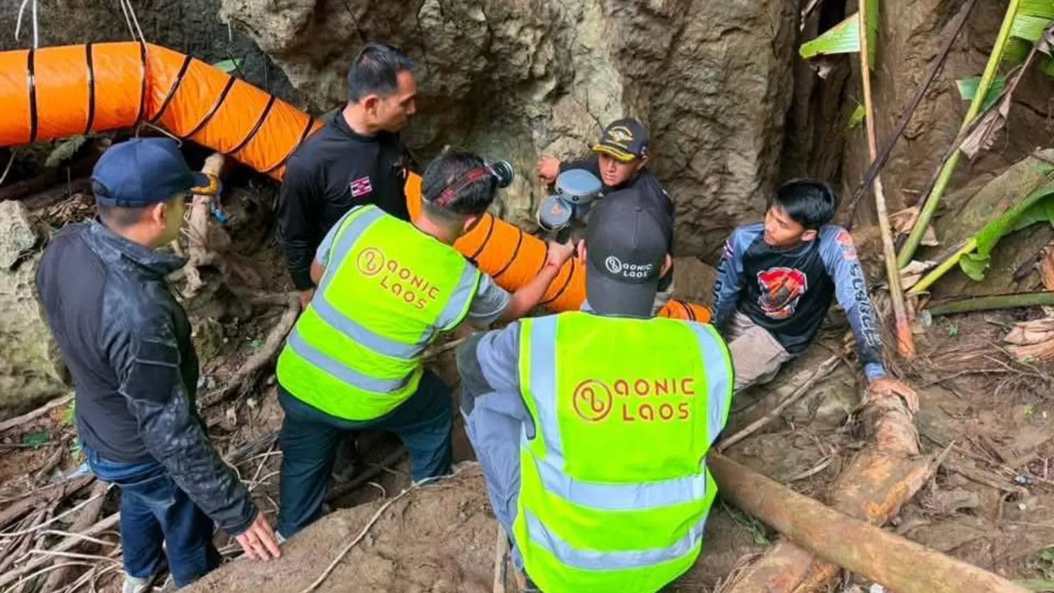 Laos cave rescue: Seven trapped for nearly a week as water rises