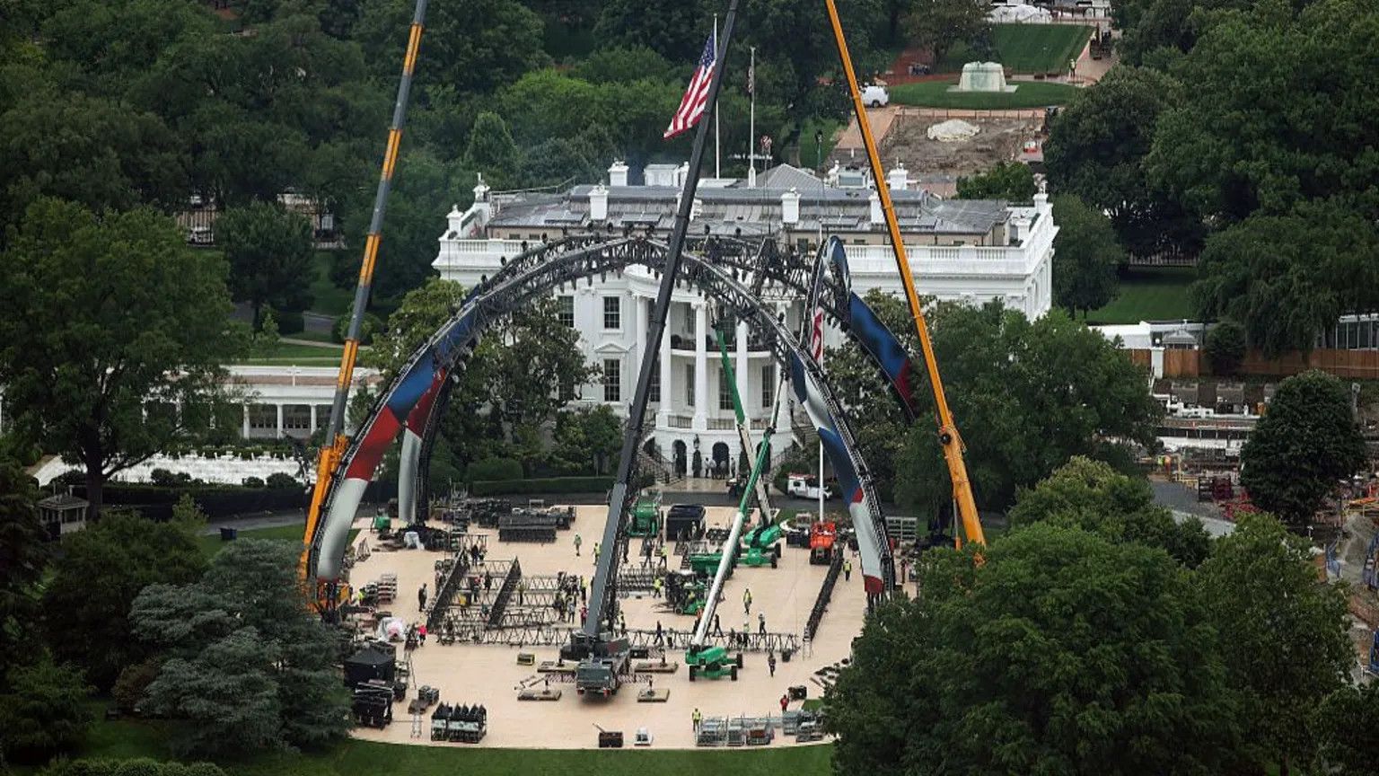White House builds UFC octagon on South Lawn for Independence Day event