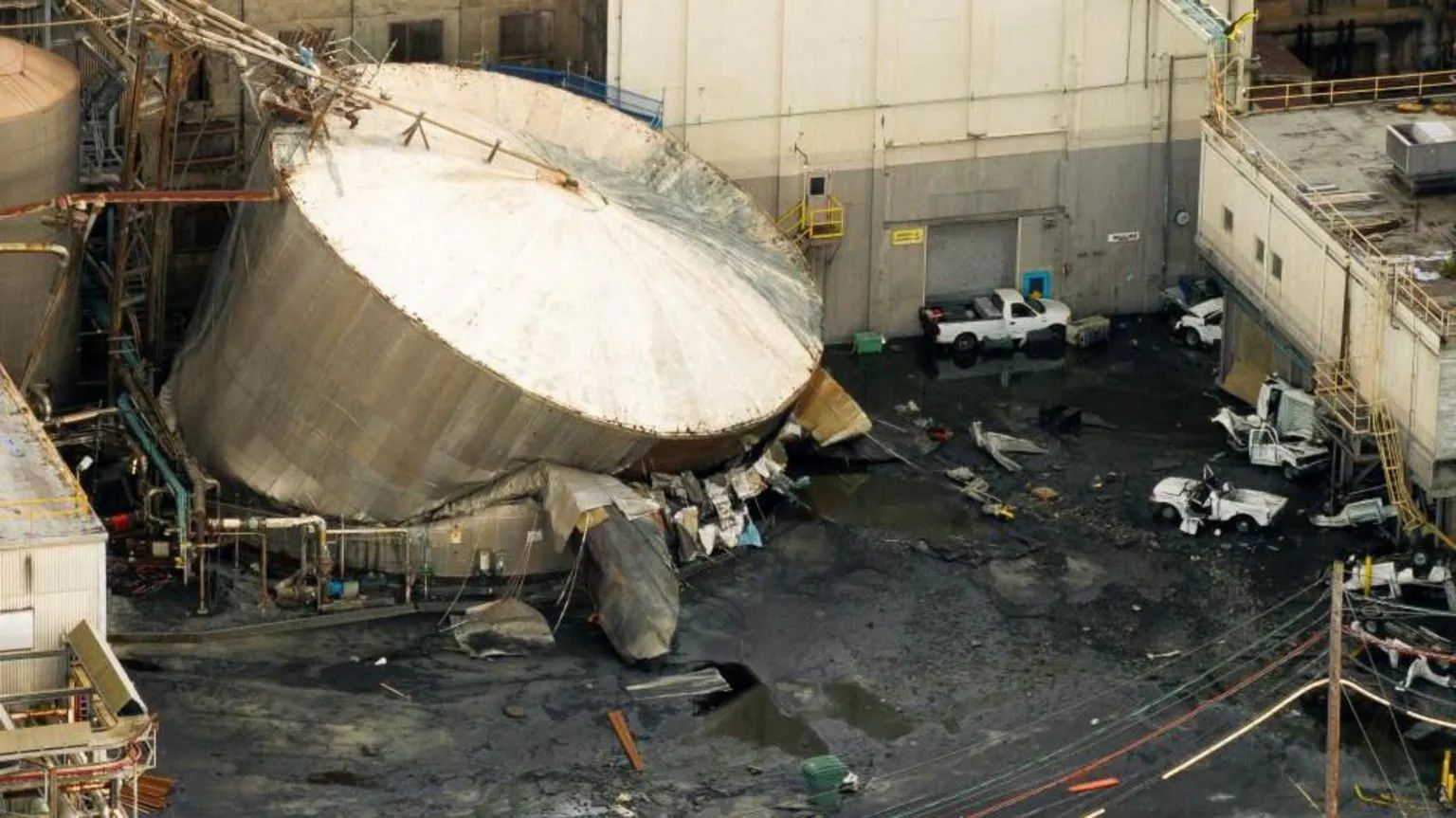 Washington chemical spill kills two, leaves nine missing as search resumes