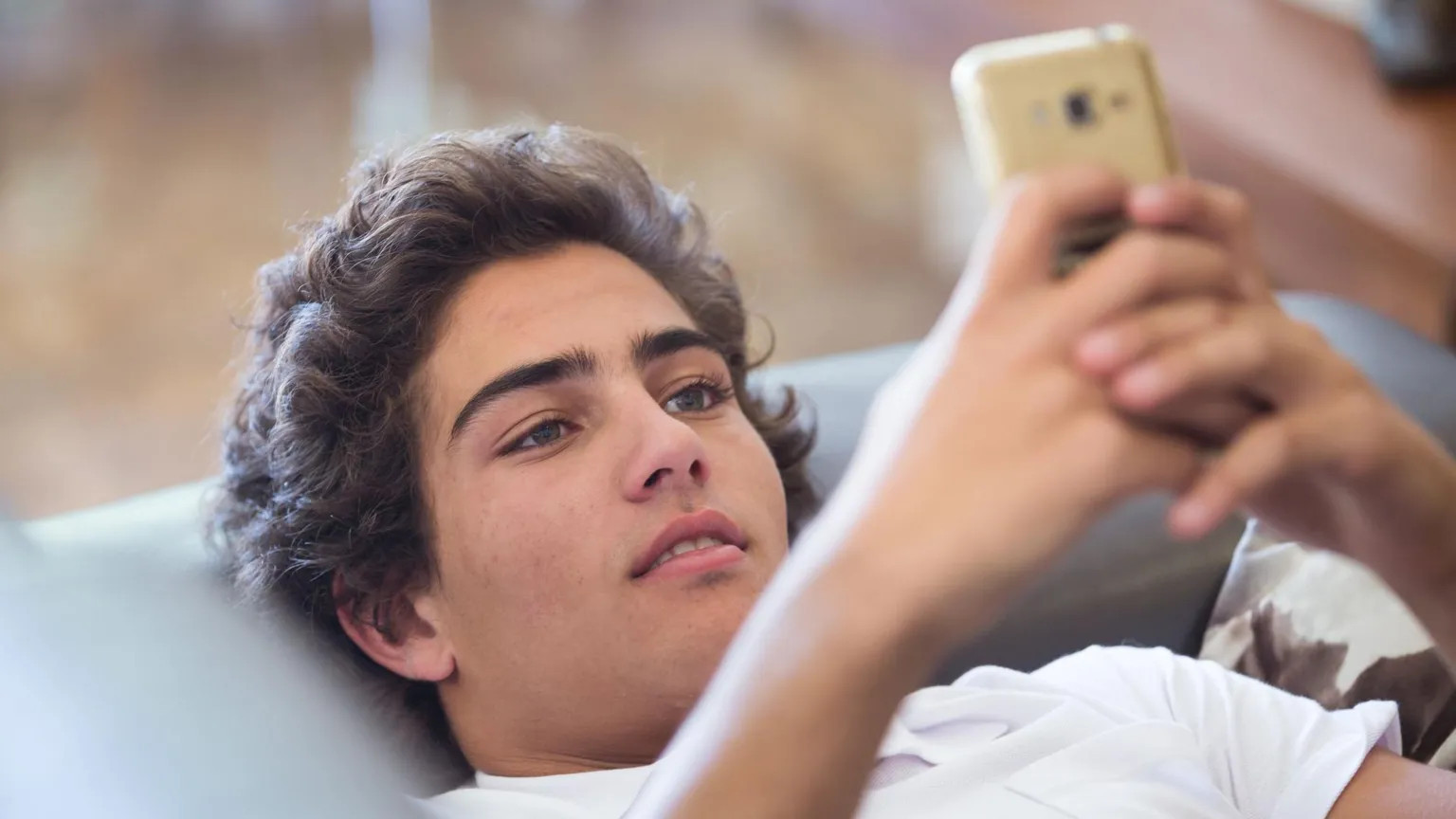 UK adults spend over an hour daily on unintentional phone use, study finds