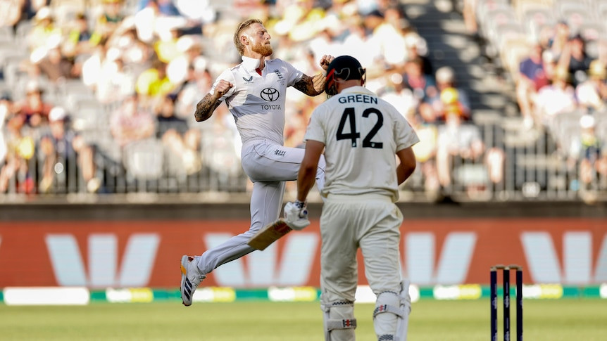 England dominate chaotic Ashes opener as 19 wickets tumble in Perth