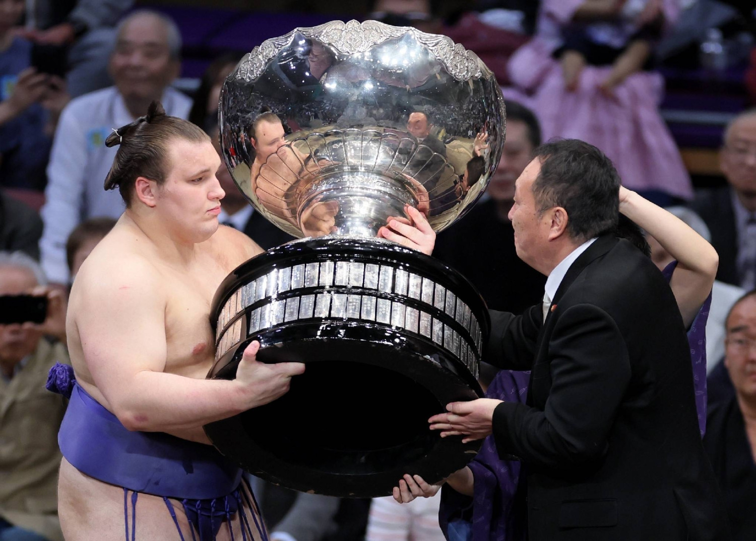 Ukrainian refugee Aonishiki claims historic sumo championship in Japan