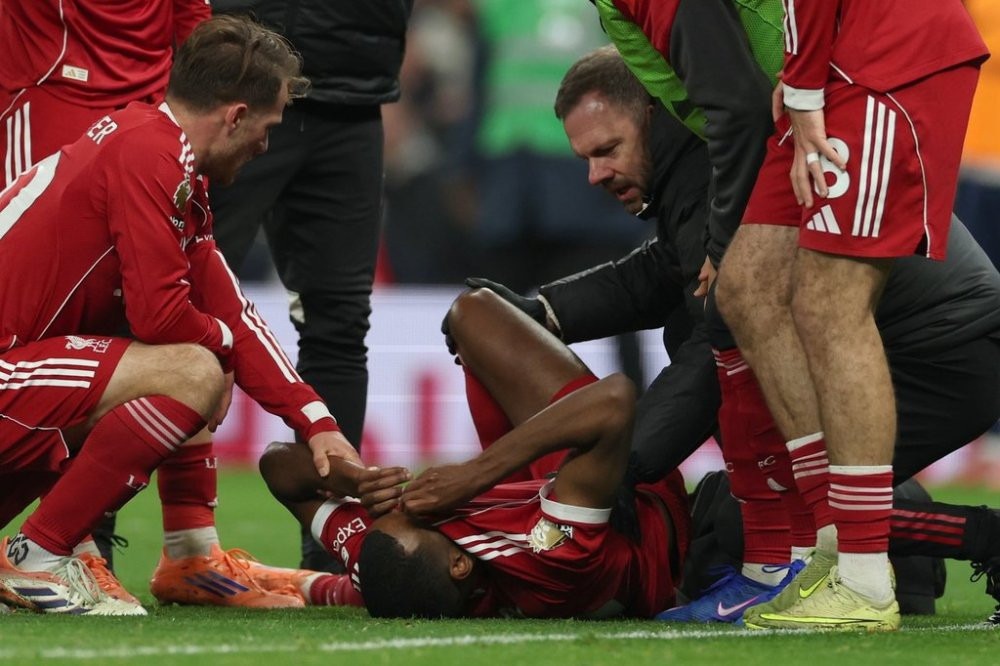 Liverpool striker Isak faces months out after leg surgery