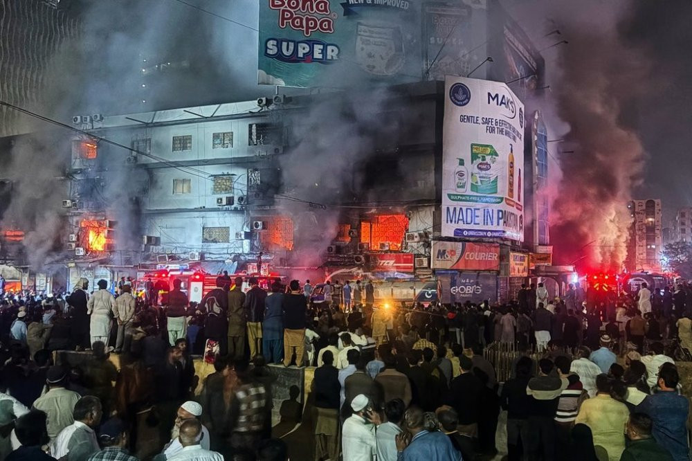 Six dead as Karachi shopping centre fire rages on