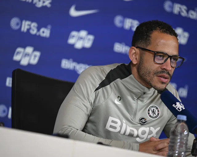 Chelsea coach Rosenior faces growing pressure after fifth straight defeat