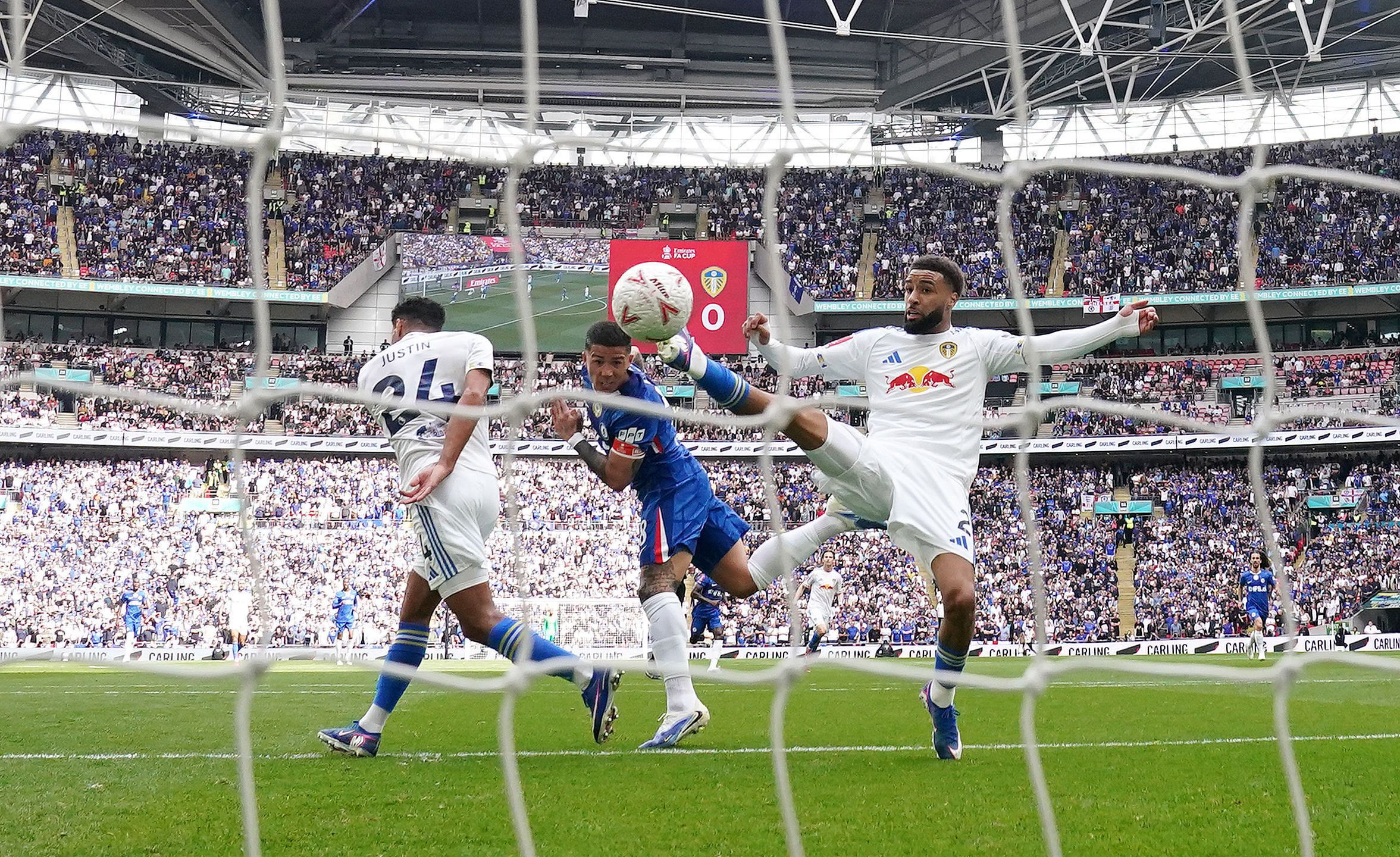 Fernandez header sends Chelsea to FA Cup final against Manchester City